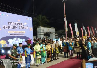 Mentri Pariwisata dan Ekonomi Kreatif membuka Festival Arak-arakan Sahur di Kabupaten Tanjung Jabung Barat.